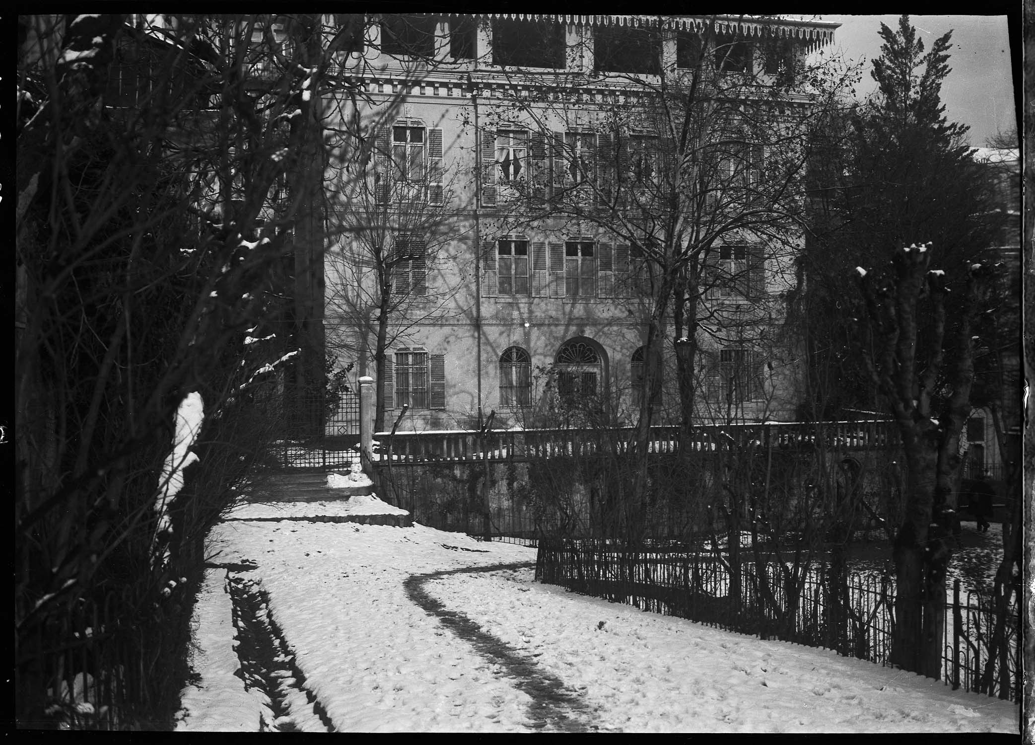 Façade du bâtiment un jour de neige
